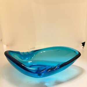 LE Smith Colonial Blue Glass Freeform Vintage MCM design ashtray
